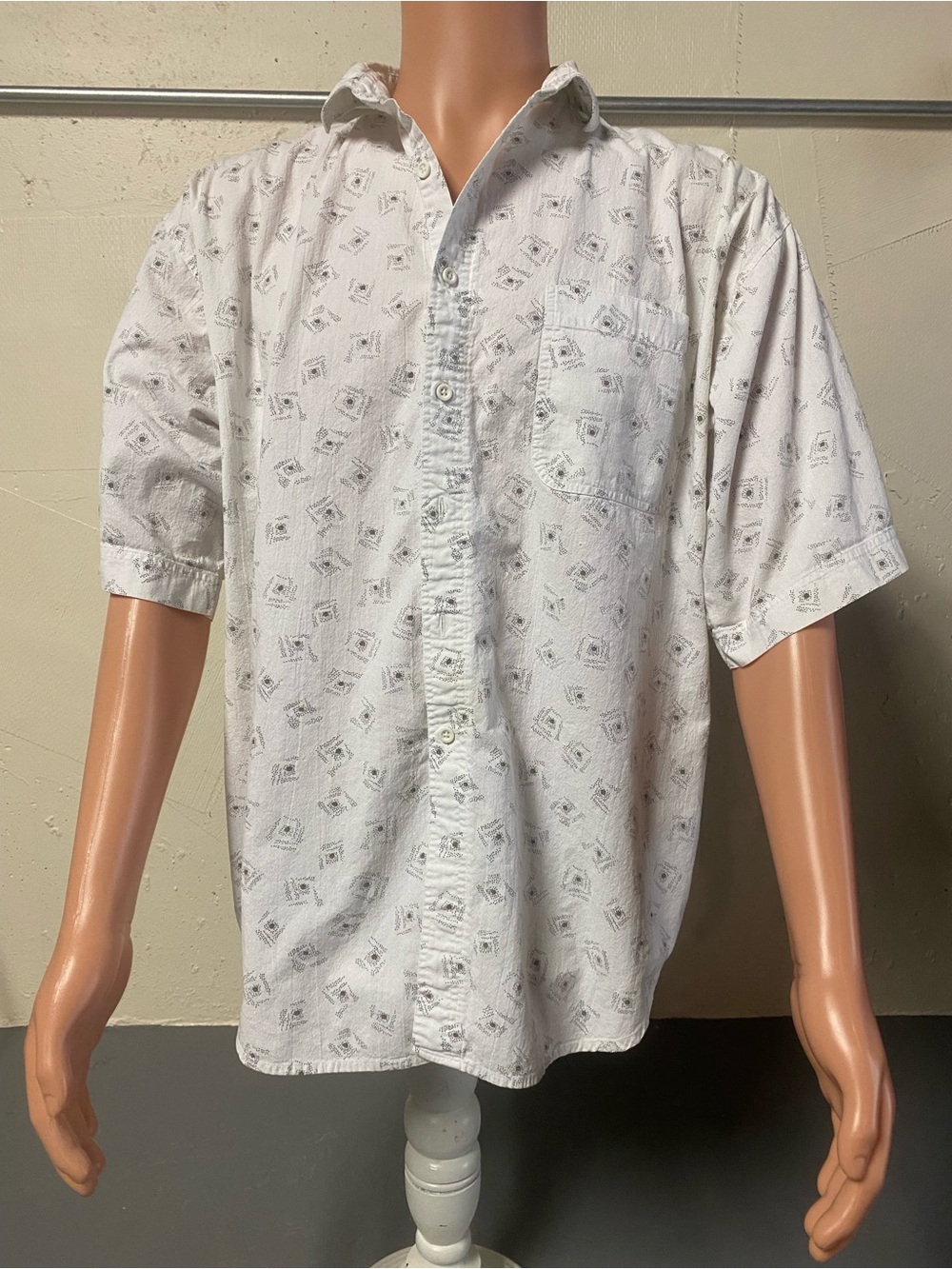 VTG Men's Short-Sleeve Button-Up Shirt in White with Geometric Pattern